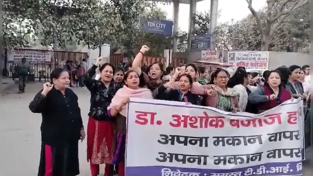 मंदिर के सामने मुस्लिम डॉक्टर के मकान खरीदने से मचा जबर्दस्त बवाल, विरोध में उतरे कॉलोनी के लोग ; प्रशासन से की ये मांग