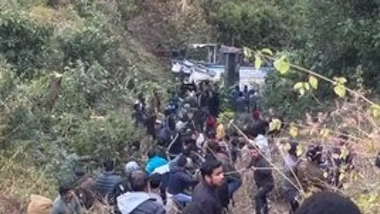 Nainital Bus Accident: भीमताल में 100 मीटर गहरी खाई में गिरी बस, 3 की मौत, कई घायल; बचाव कार्य जारी