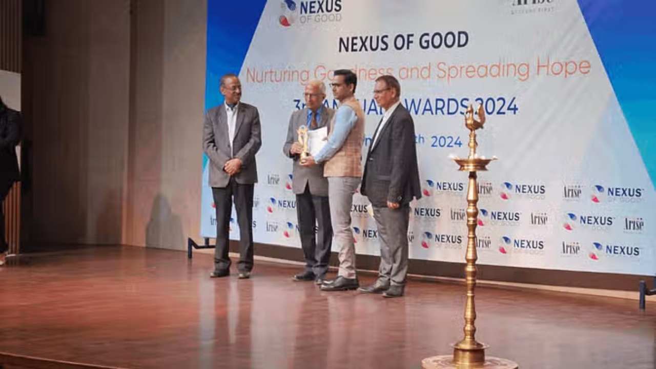 “महुआ बचाओ अभियान” छत्तीसगढ़ के DFO मनीष कश्यप को मिला Nexus of Good Award, जाने क्या है ये अभियान