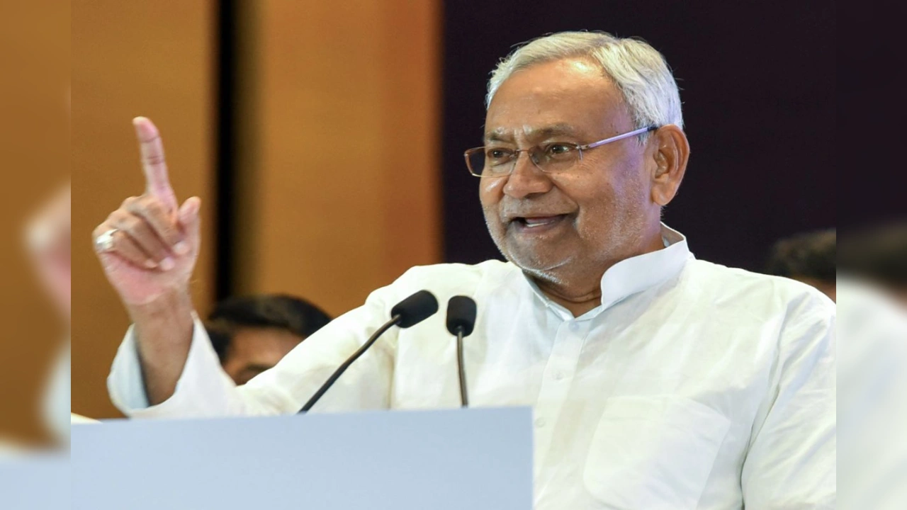 Nitish Kumar: मोतिहारीवासियों को सीएम नीतीश कुमार का तोहफा, 300 करोड़ की योजनाओं का हुआ उद्घाटन