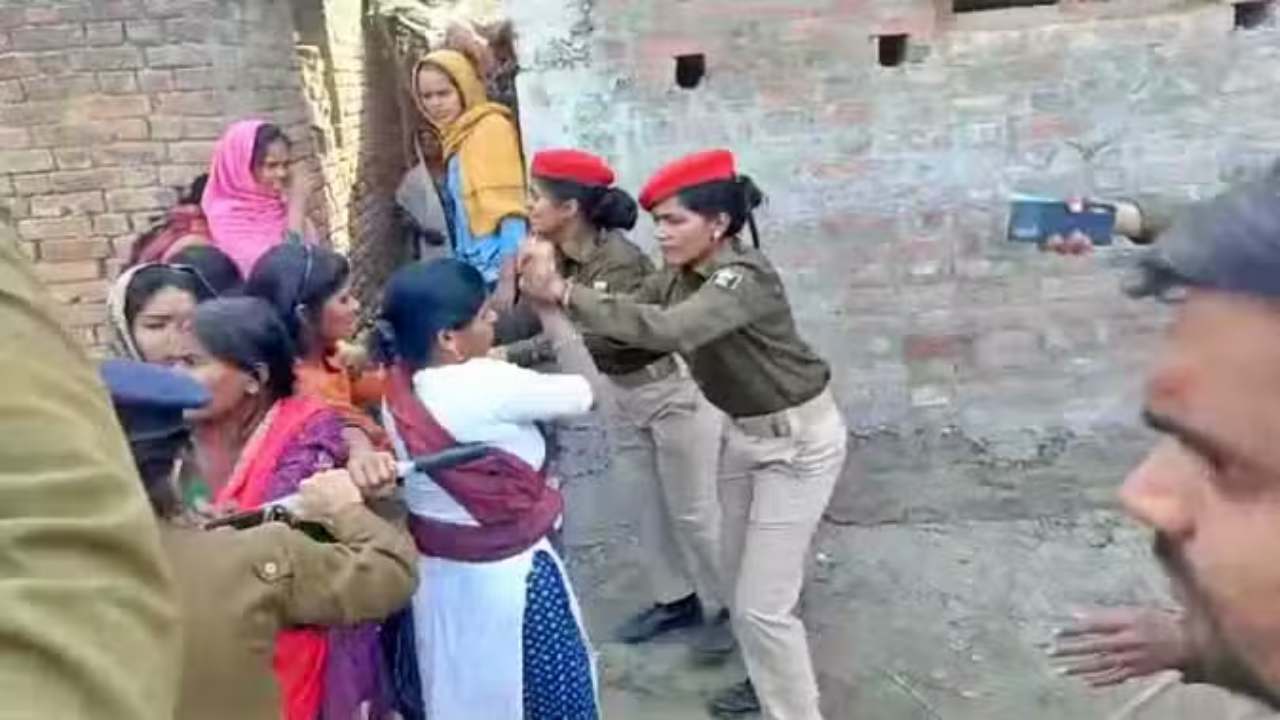 अवैध मकान हटाने के दौरान पुलिस से लोगो की झड़प, तनाव का माहौल