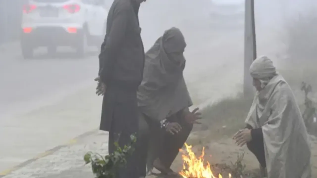 Rajasthan Weather Update: प्रदेश में ठंड का डबल अटैक, कोहरे से धीमी हुई गाड़ियों की रफ्तार, आज गिरेगा तापमान