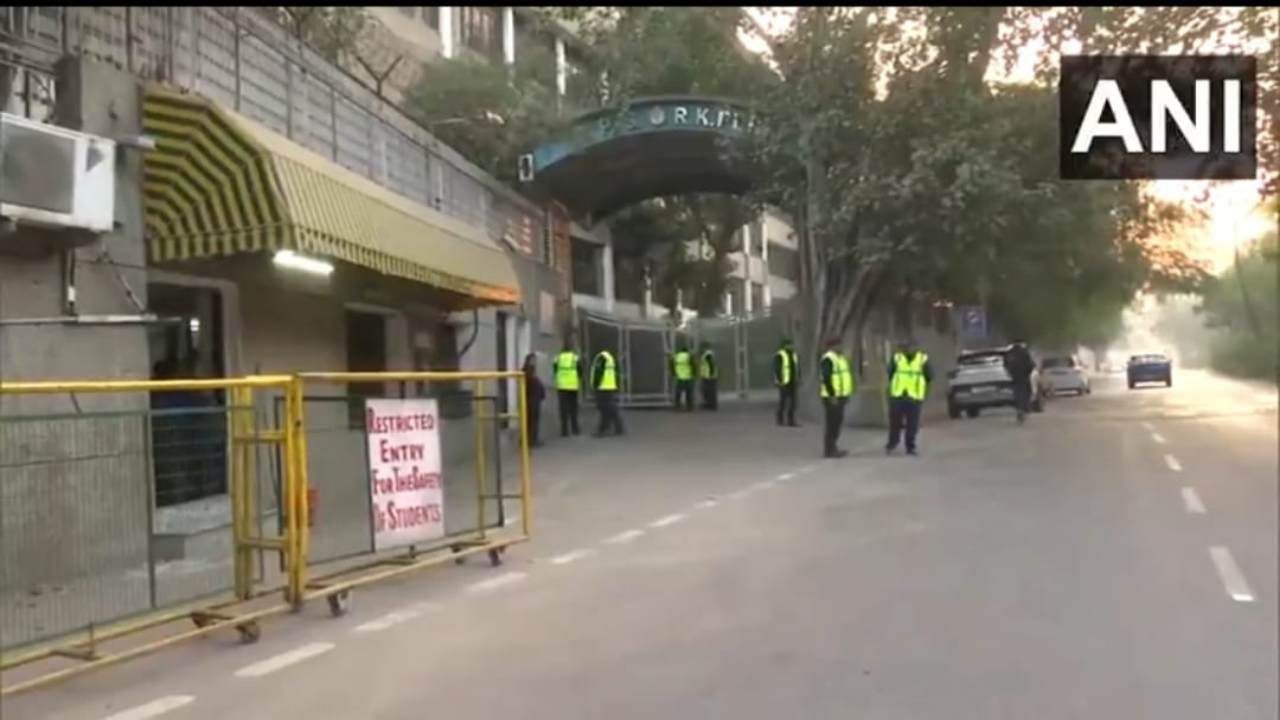 School Bomb Threat: दिल्ली के दो बड़े स्कूलों को बम से उड़ाने की धमकी, ईमेल के जरिए मिला मैसेज