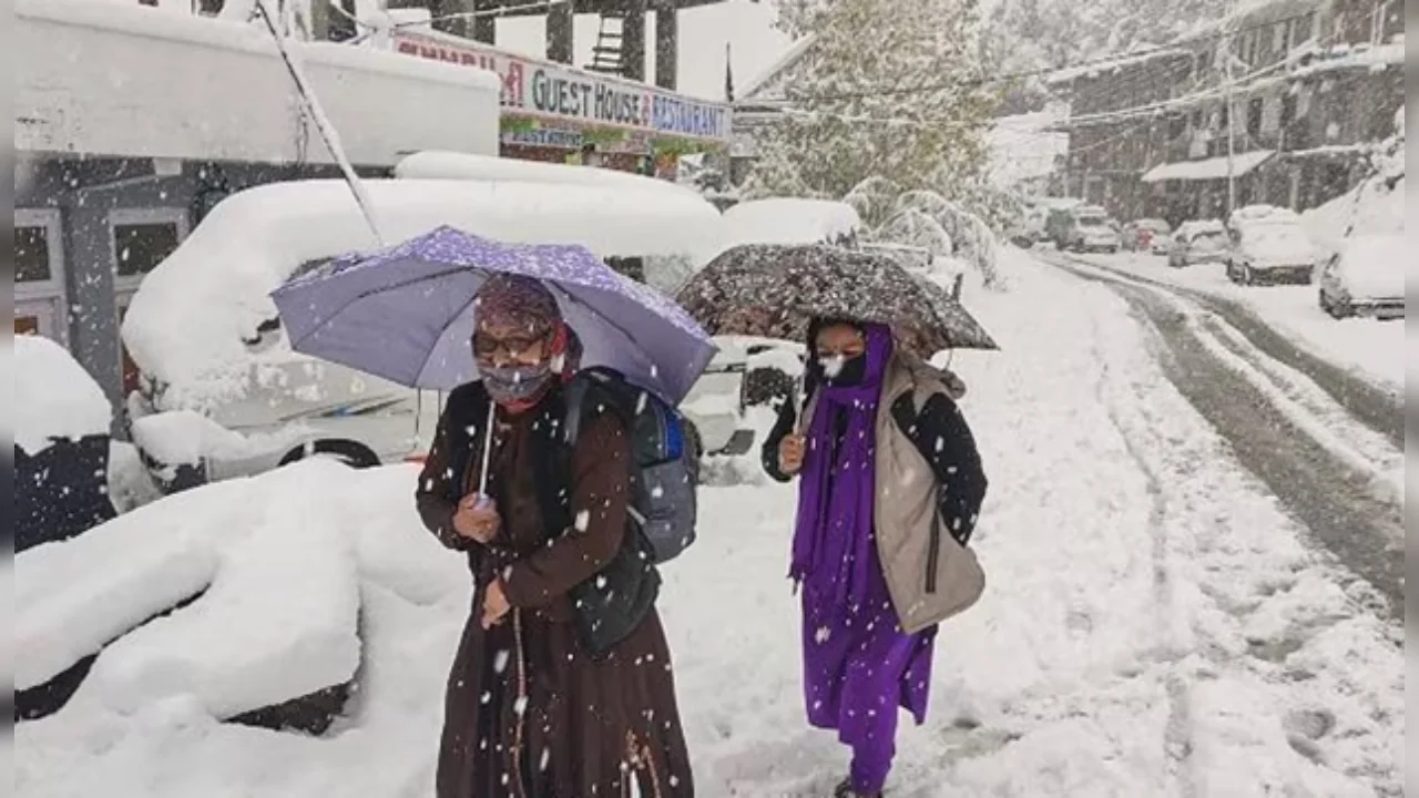 Snowfall in Himachal: हिमाचल प्रदेश में मौसम ने बदला रुख, पहाड़ों पर बर्फबारी का दौर शुरू