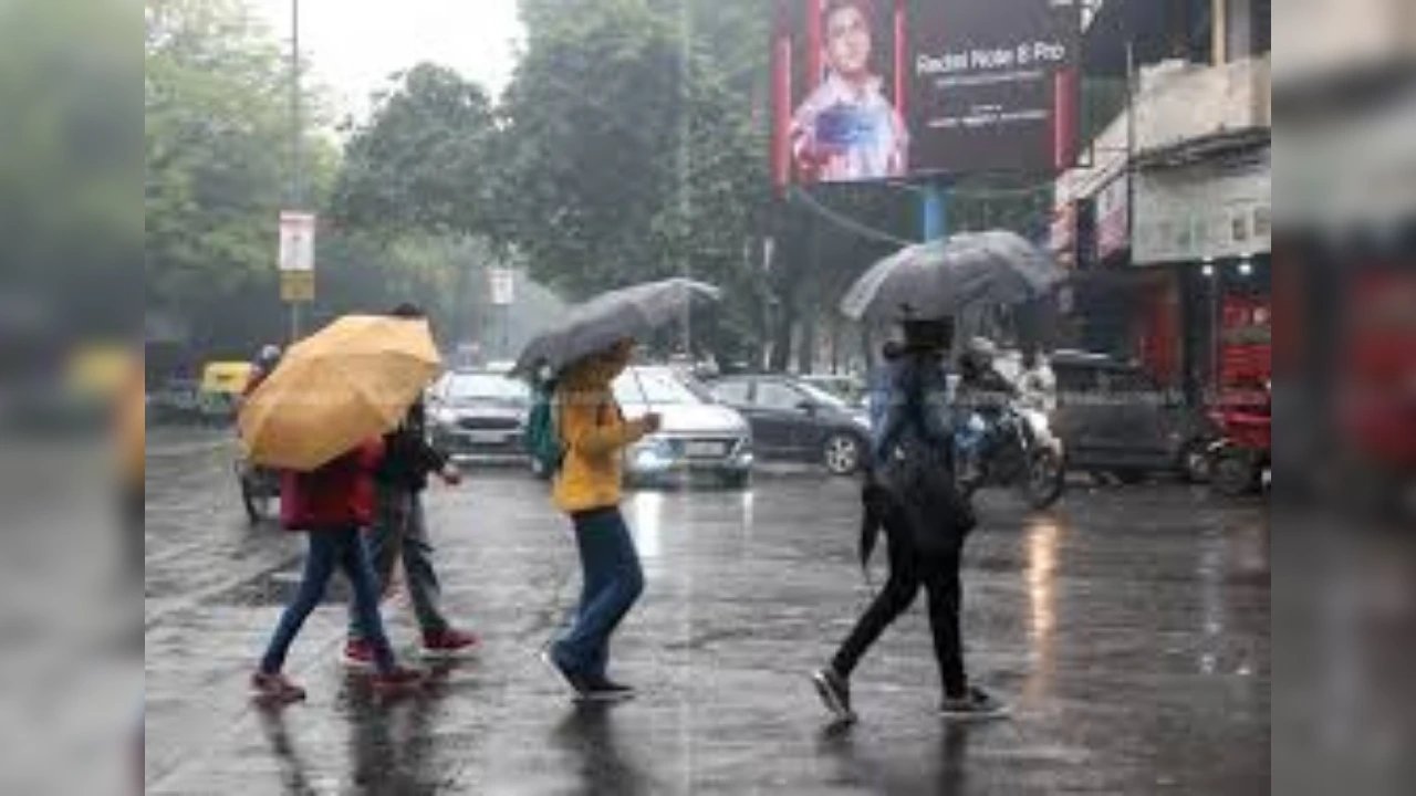 Delhi Rain: दिल्ली में ठंड के बीच हुई बारिश की एंट्री! लंबे जाम से आवाजाही पर पड़ा असर