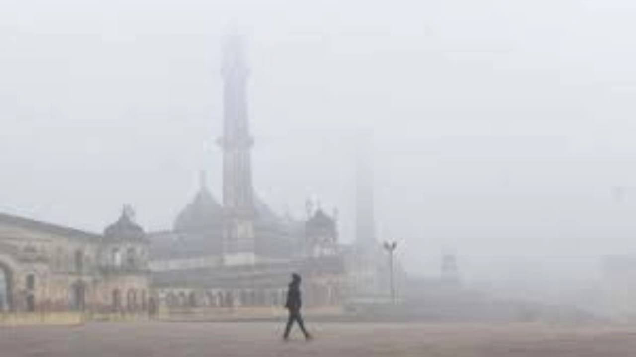 UP Weather: यूपी में मौसम का मिजाज बदला! बारिश की संभावना और तापमान में तेजी से गिरावट गिरावट