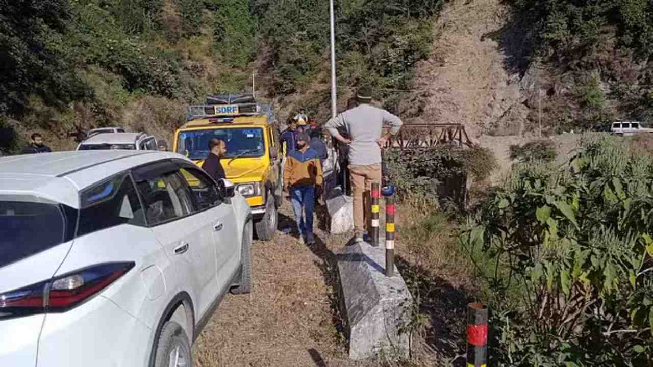 Uttarakhand Road Accident: कालसी-चकराता मार्ग पर दर्दनाक हादसा, अनियंत्रित कार खाई में गिरी, चालक की मौके पर मौत