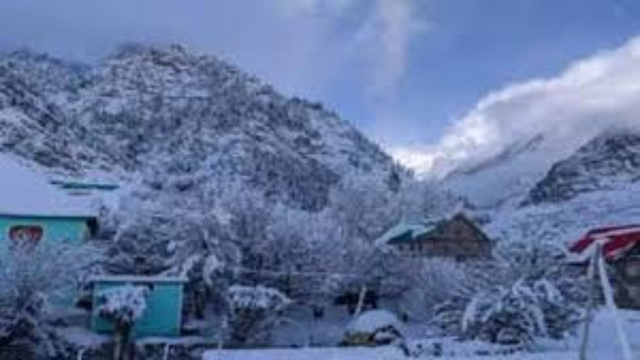 Uttarakhand Weather Update: ठंड का लगातार बढ़ाता असर, बारिश और बर्फबारी का अभाव, जाने क्या है मौसम में हलचल