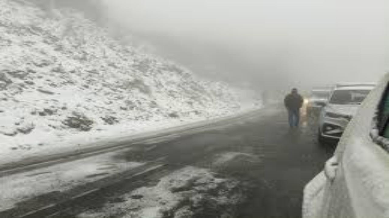 हिमाचल में भारी बर्फबारी के चलते सड़के बंद! जानें इन रास्तों को किया गया शुरु