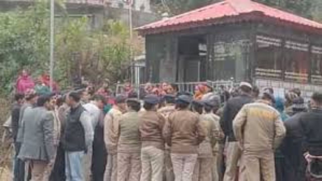 हिमाचल में क्यों गिराया गया 60 साल पुराना मंदिर…पुलिस रही तैनात, जानें क्या है मामला