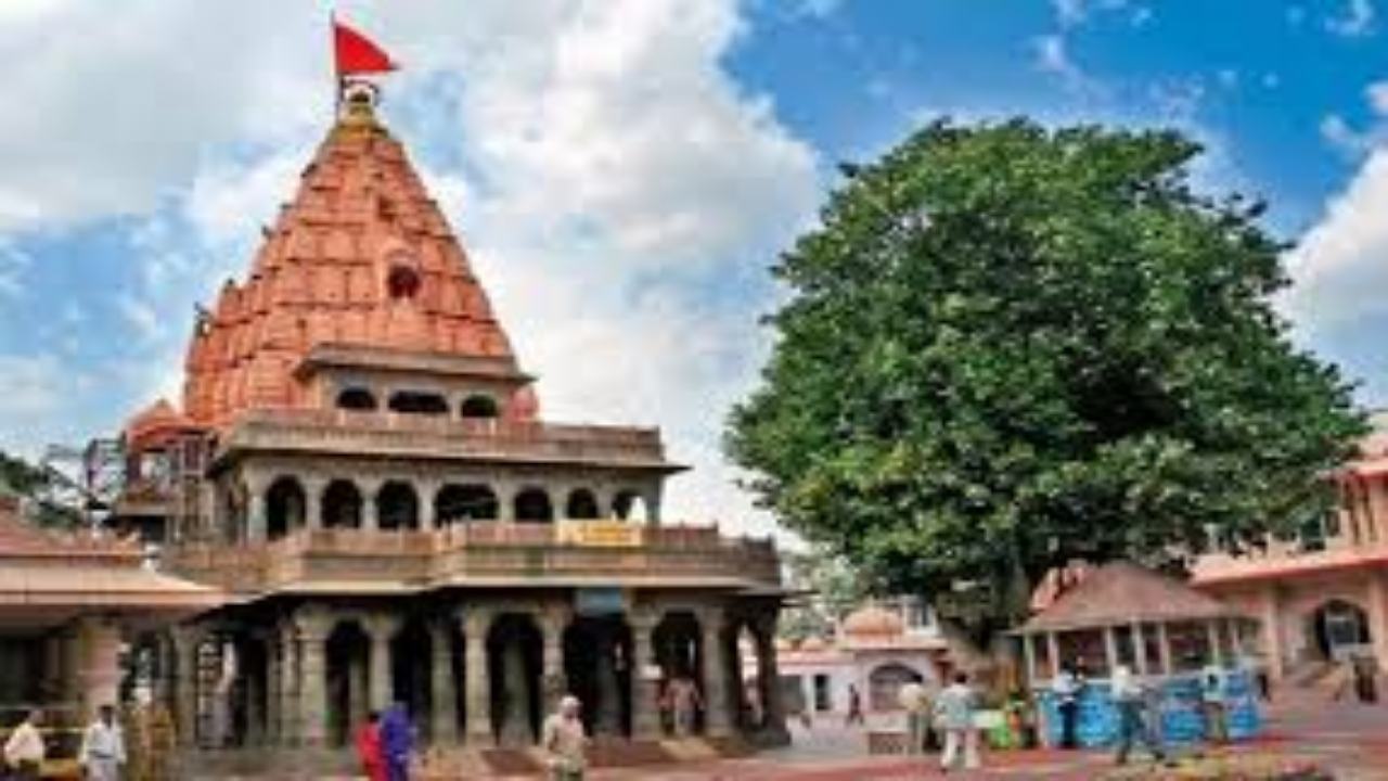 महाकाल मंदिर की सुरक्षा में चूक,गर्भगृह निरीक्षक और नंदी हॉल प्रभारी को नोटिस