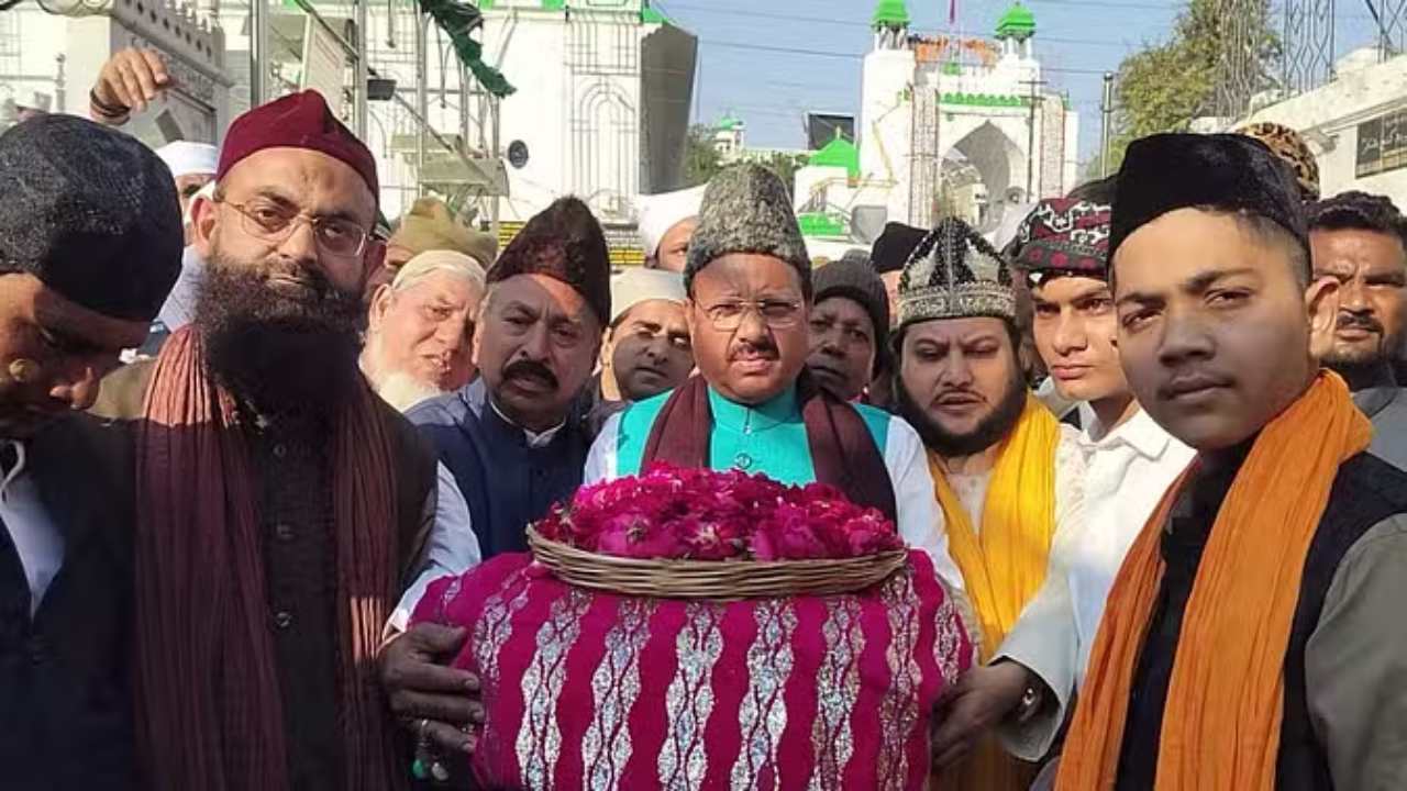 रक्षा मंत्री राजनाथ सिंह और सचिन पायलट की चादर दरगाह में पेश, देश में अमन-चैन और खुशहाली की दुआ मांगी