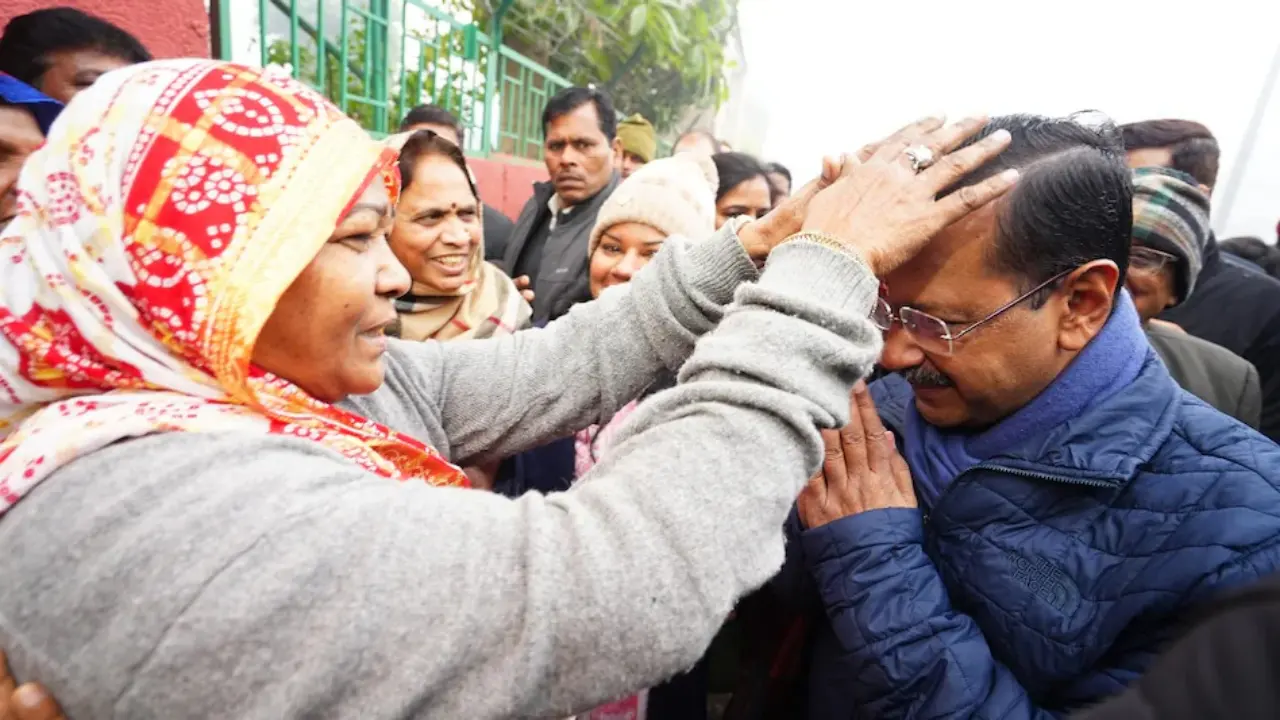 नामांकन से पहले CP के हनुमान मंदिर पहुंचे अरविंद केजरीवाल, वाल्मीकि मंदिर में भी की पूजा-अर्चना