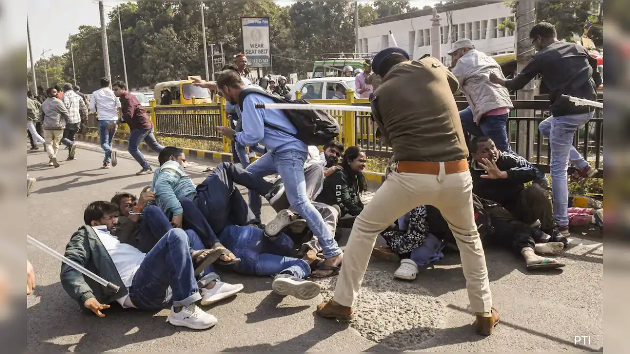 BPSC Protest: BPSC पर बढ़ा बवाल, प्रशांत किशोर के समर्थकों पर लाठीचार्ज