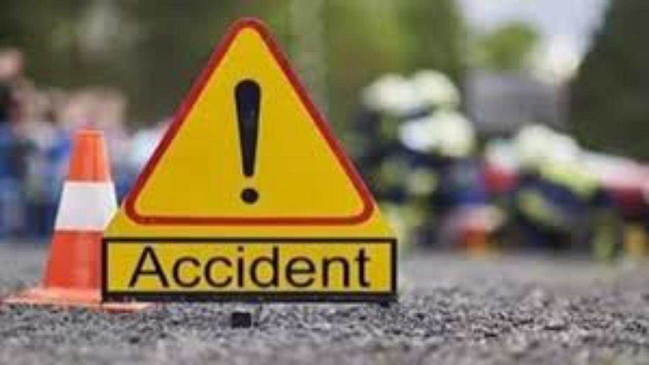 CG Road Accident: बेकाबू तेज रफ्तार ट्रक ने बाइक सवार को मारी टक्कर, तीन की मौके पर ही मौत, एक घायल