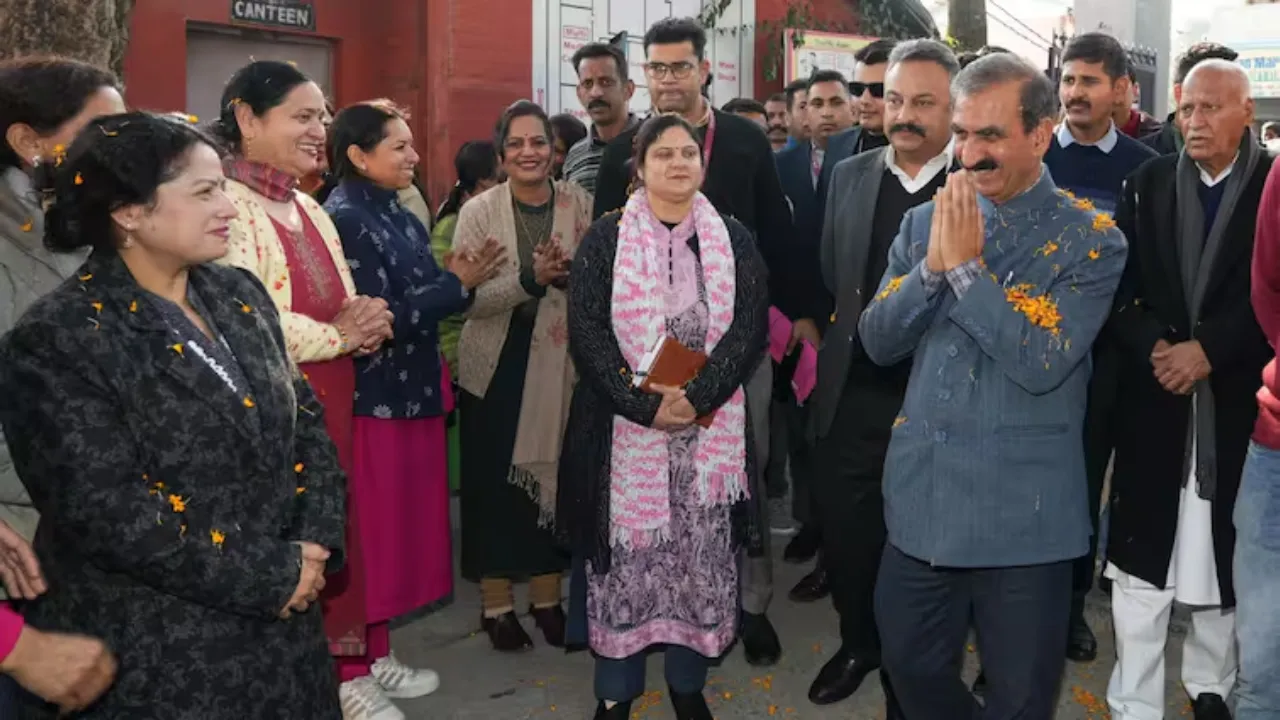 सरकारी स्कूल के बच्चों से मिले CM सुक्खू, दिए जरुरी टिप्स- 'आज मैं सभी से सीखने आया हूं…'