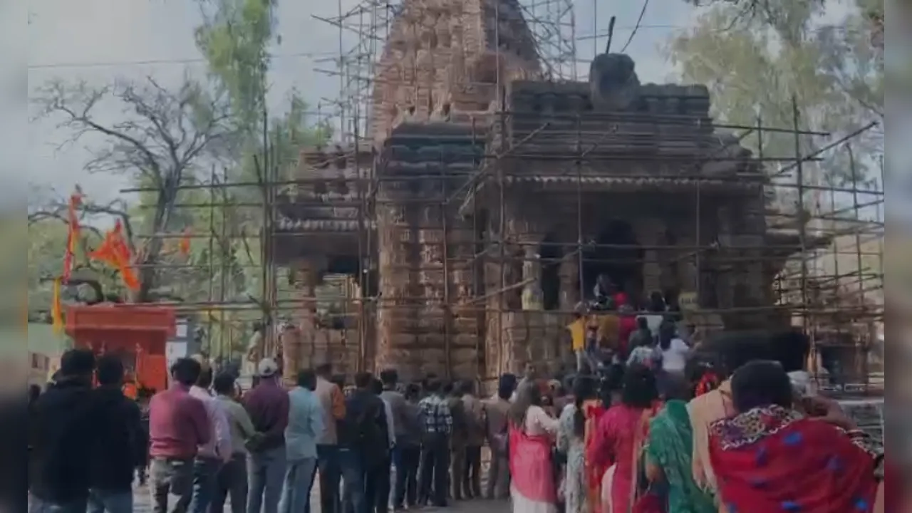 Chhattisgarh Bhoramdev Temple: भोरमदेव मंदिर बन रहा पर्यटकों की पहली पसंद, नए साल के पहले दिन मंदिर में श्रद्धालुओं और पर्यटकों की भारी भीड़