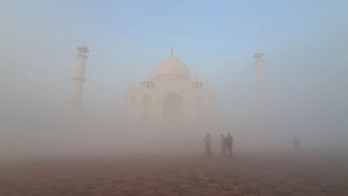 कोहरे की सफेद चादर में गायब हुआ ताजमहल, विजिबिलिटी बेहद कम होने से पर्यटक परेशान