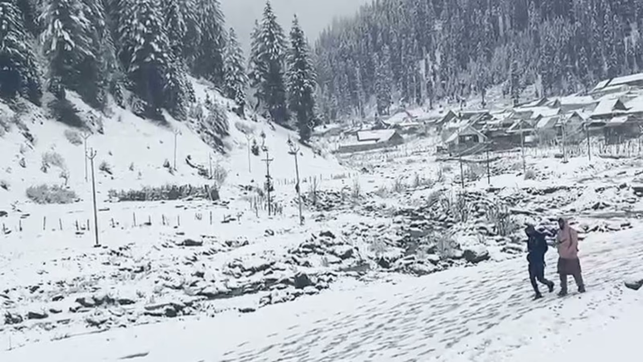 Himachal Weather: हिमाचल के तापमान में भारी गिरावट! बारिश के साथ बर्फ गिरने के आसार