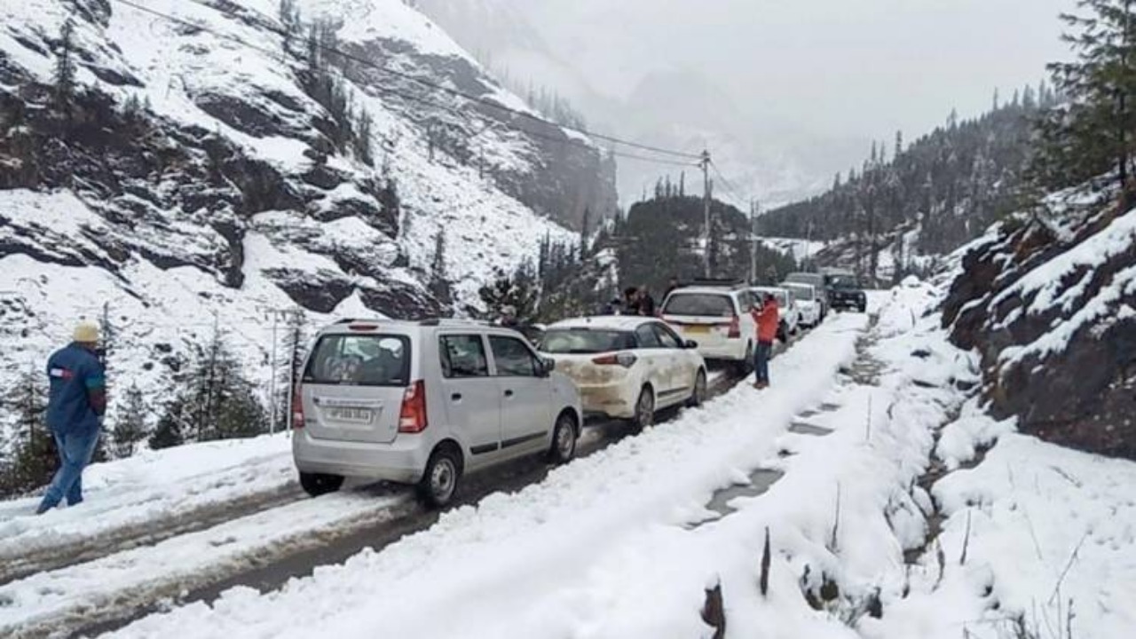 Uttarakhand Snowfall Alert: उत्तराखंड में बर्फबारी का अलर्ट जारी, केदारनाथ-बद्रीनाथ में तापमान पहुंचा माइनस