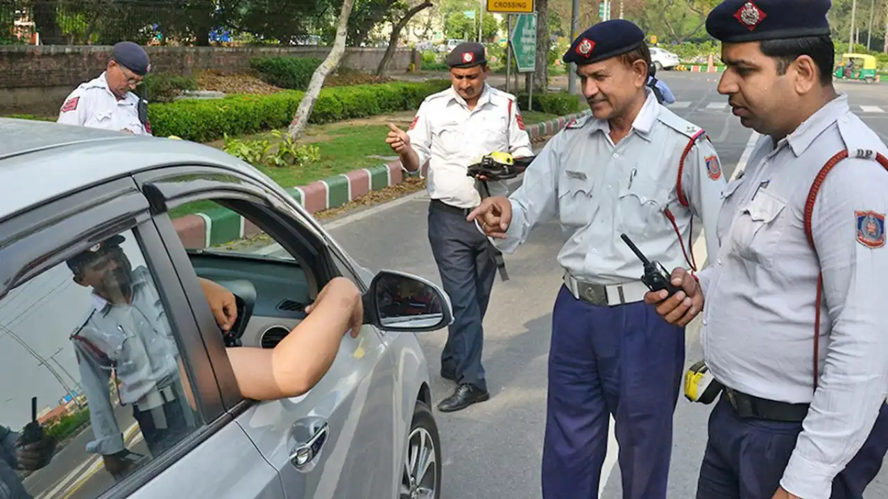 फॉर्च्यूनर गाड़ी को भेजा बिना हेलमेटका चालान! गाड़ी मालिक भी हुआ हैरान