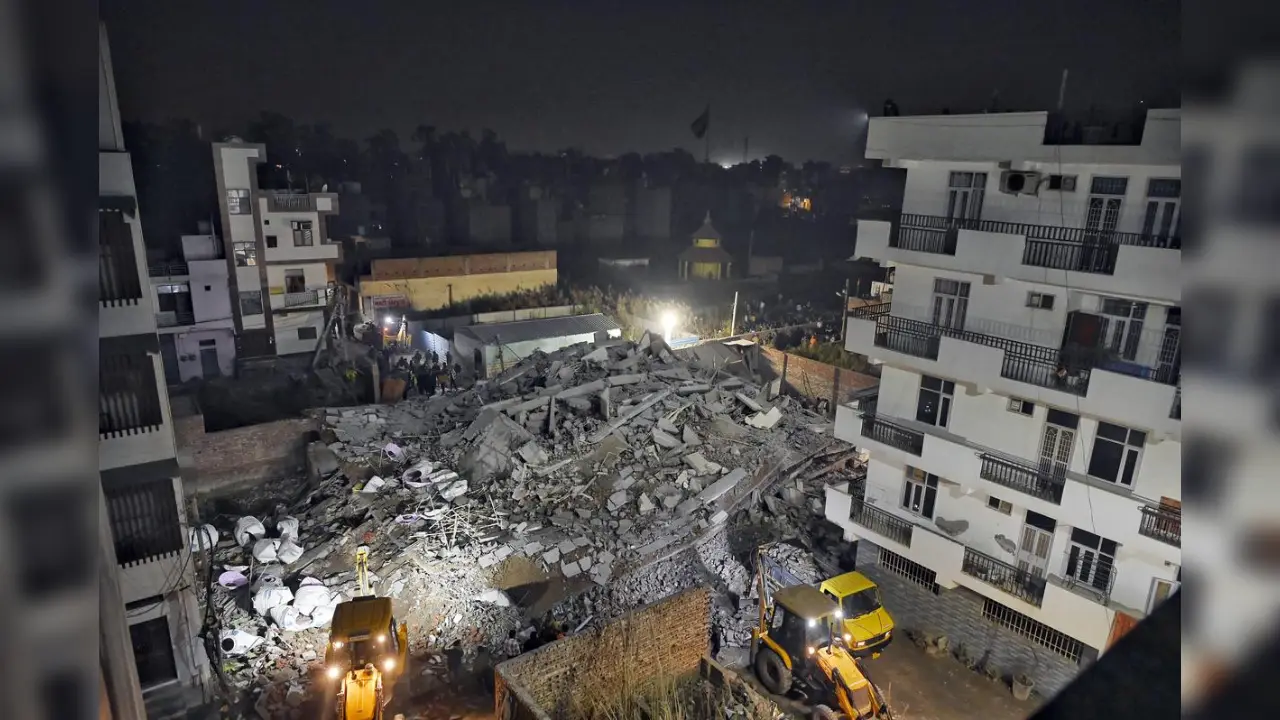 Burari Building Collapse Update: बुराड़ी में चार मंजिला इमारत ढहने से अब तक 5 की मौत, मलबे में दबे लोगों की तलाश जारी, परिजनों की बढ़ी बेचैनी