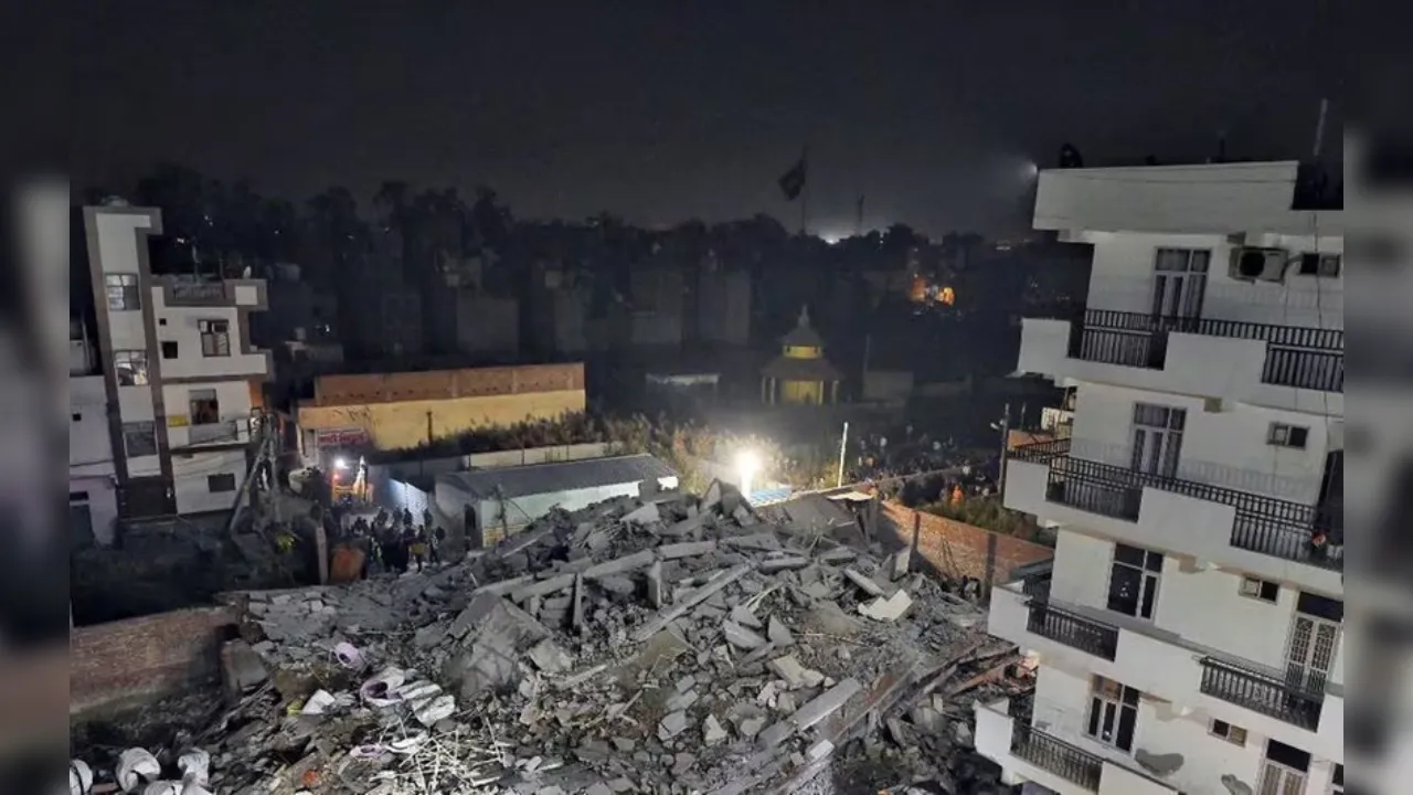 Delhi Building Collapse Update: बुराड़ी इमारत हादसे में हुआ चमत्कार, 34 घंटे बाद सुरक्षित निकला 4 लोगों का परिवार