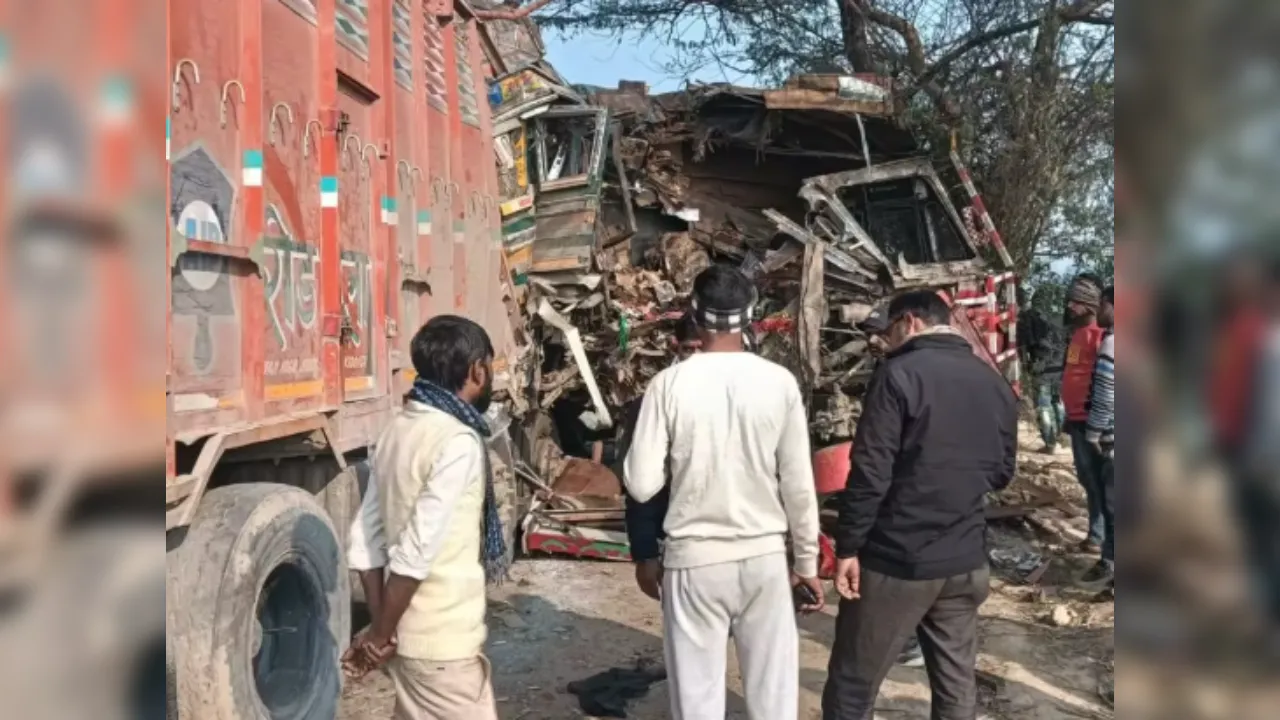 कोहरे और तेज रफ्तार के चलते फर्रुखाबाद में सिलिंडर लदे ट्रक और डंपर की जोरदार भिड़ंत, 3 की मौत, 4 घायल