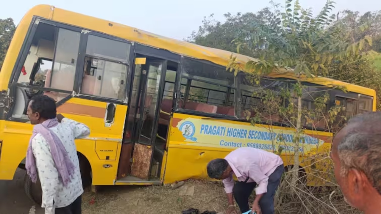 Betul School Bus Accident: MP में बड़ा हादसा! स्कूल बस पलटने से 12 छात्र घायल, 8 की हालत गंभीर, ड्राइवर पर केस दर्ज