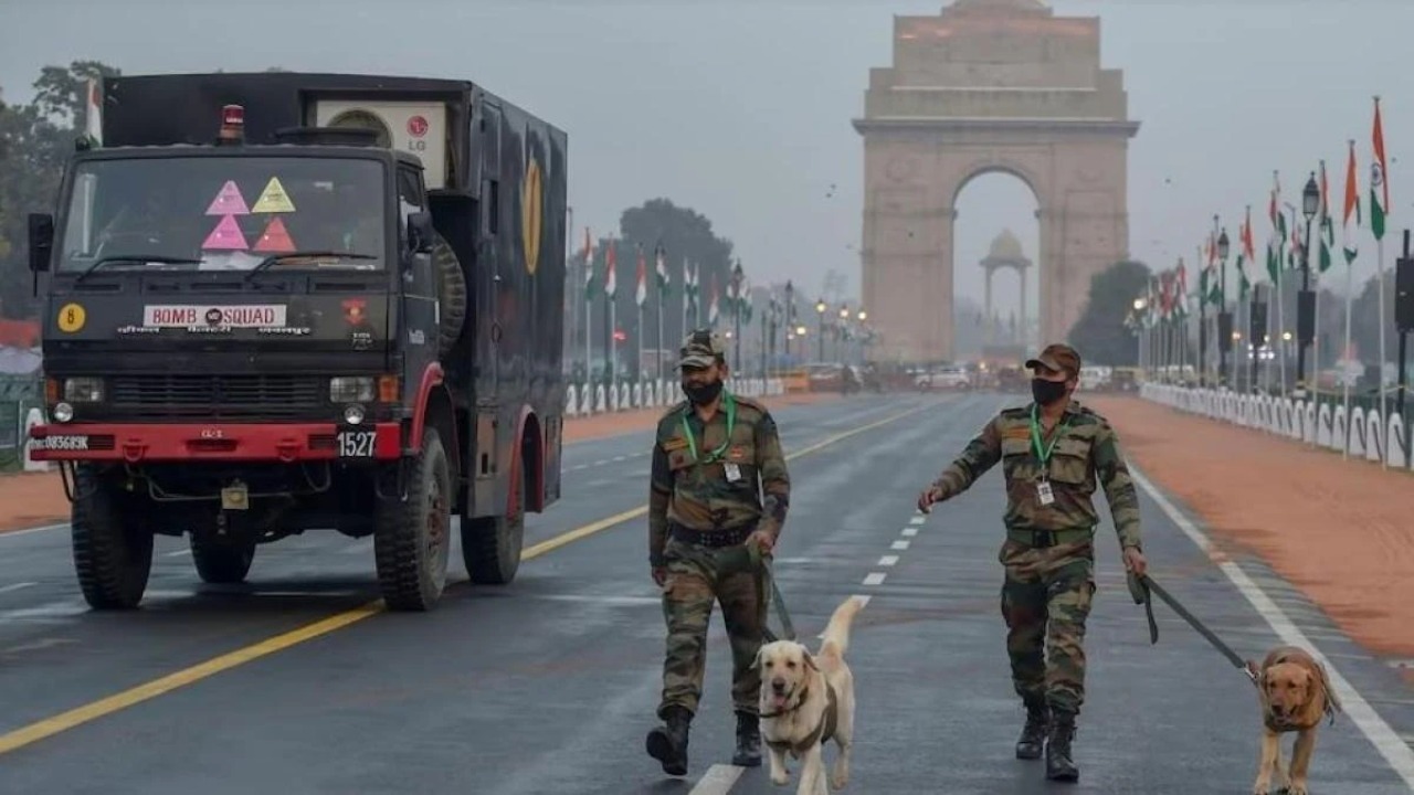 Delhi-Ghazipur Border News: 26 जनवरी पर दिल्ली में High Alert, बॉर्डर पर बैग में मिली चौंकाने वाली चीज, पुलिस की हालत खराब