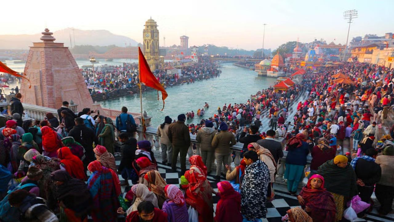 Makar Sankranti:कड़ाके की ठंड में…उत्तरकाशी से हरिद्वार तक स्नान के लिए उमड़ा श्रद्धालुओं का जनसैलाब