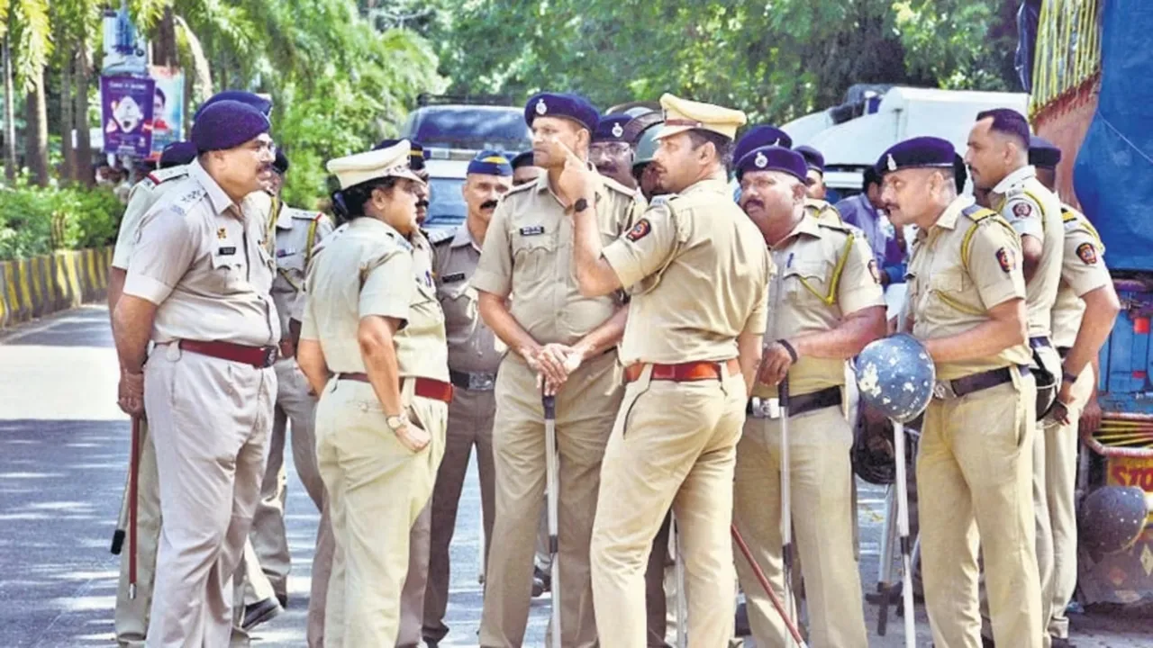 पुलिसकर्मी के फ्लैट पर न्यू ईयर पार्टी के नाम पर रंगरेलियों का भंडाफोड़, दो युवतियां और एक युवक गिरफ्तार