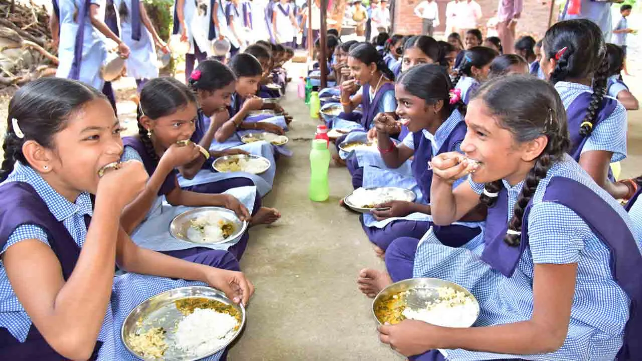 मिड-डे मील में खाई खीर, पूरी और हलवा फिर होने लगी उल्टियां, 30 से ज्यादा बच्चे हुए बीमार, जाने वजह