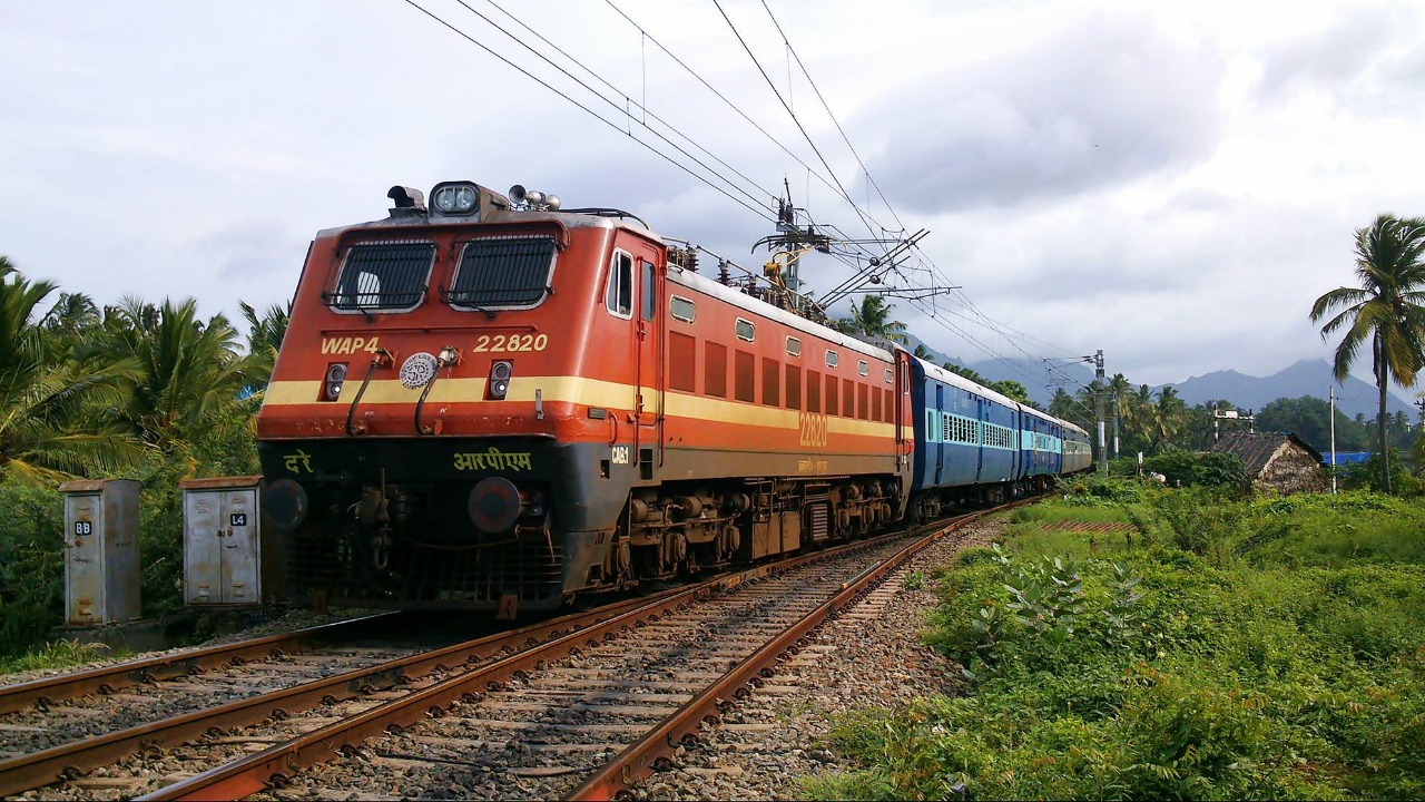 पटरियों पर धड़धड़ाती जा रही थी मालगाड़ी, अचानक ट्रेन के सामने आया गायों का झुंड, फिर लोको पायटल ने किया कुछ ऐसा की लोगों के उड़े होश