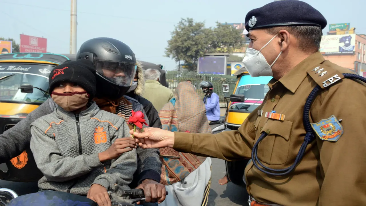 गुलाब के फूल से गांधीगिरी: हेलमेट के महत्व पर जोर, SP ने सड़क सुरक्षा का दिया संदेश