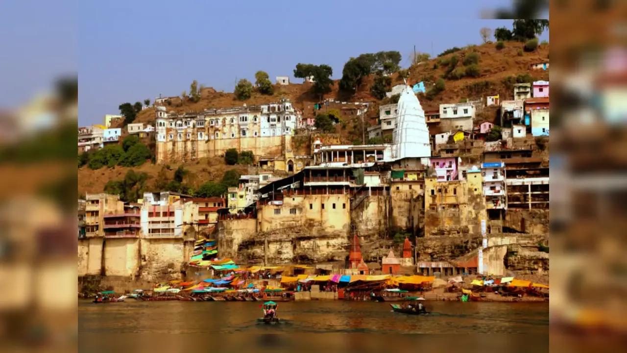 MP Omkareshwar Mandir: ओंकारेश्वर में नववर्ष पर श्रद्धालुओं की उमड़ी भीड़, बाबा ओंकार का आशीर्वाद लेकर की साल की शुरुआत