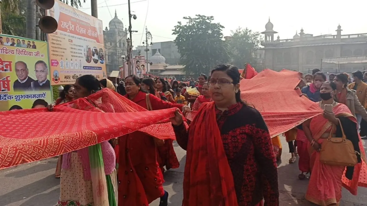 नववर्ष पर 5100 फीट लंबी मां लक्ष्मी की चुनरी यात्रा, सुख-समृद्धि की कामना के साथ हजारों महिलाएं हुईं शामिल