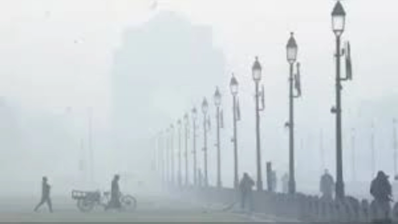 Delhi Fog: दिल्ली NCR में छाया गहरा कोहरा! सड़कें हुई गुम, 24 ट्रेनों का समय बदला