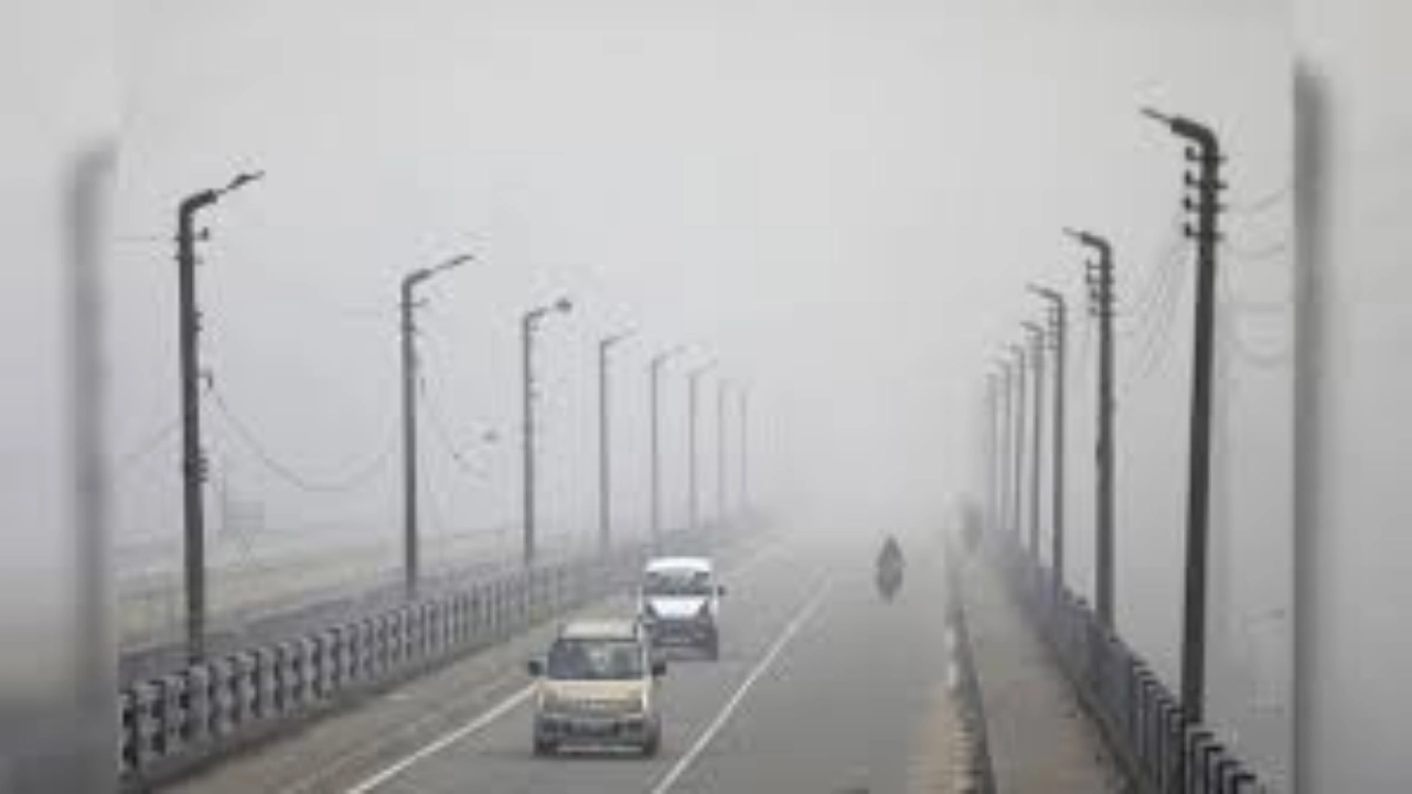 Delhi Weather Report: कंपकपाती जनवरी की शुरुआत में ठिठुरन ने पसारे पैर! कोहरे और बारिश पर IMD ने किया अलर्ट