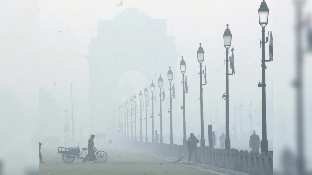 Delhi Weather: दिल्ली में ठंड और प्रदूषण का बढ़ा स्तर! घने कोहरे और बारिश की संभावना