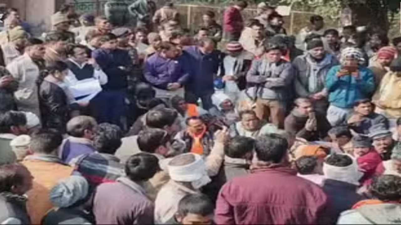 किसानों का जोरदार प्रदर्शन, चार घंटे दफ्तरों में कैद रहे अधिकारी, किया पूरी तरह चक्काजाम