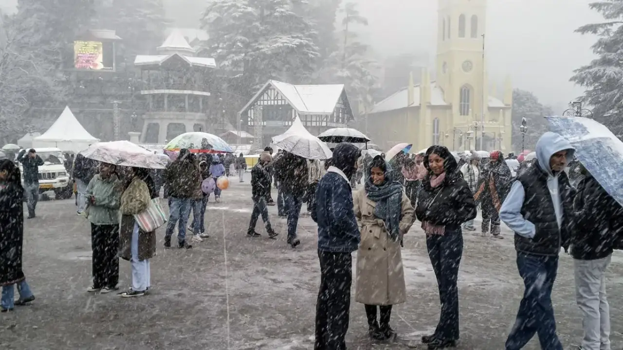 Himachal Weather: हिमाचल में बर्फबारी का दौर जारी, राज्य को बादलों ने घेरा, जानें मौसम विभाग का लेटेस्ट अपडेट