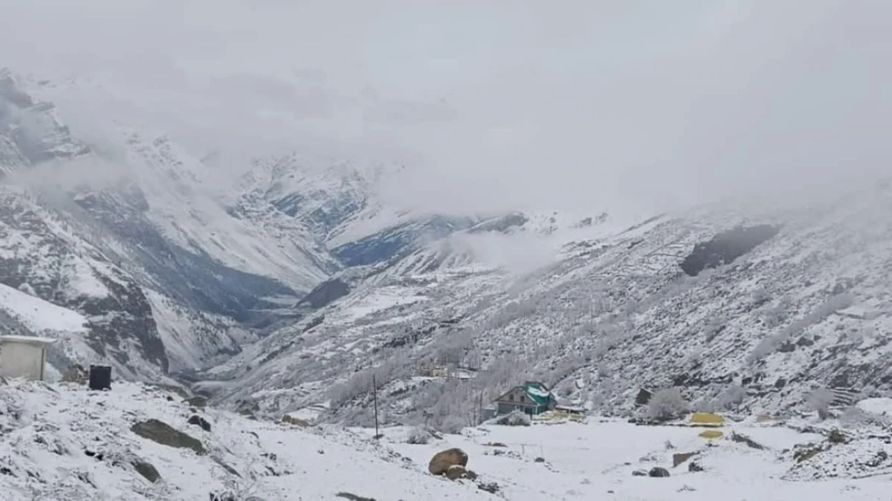 Himachal Weather Report: कड़ाके की ठंड पड़ेगी! तापमान में दिख रहा गिरावट, IMD ने बताया हिमाचल के ठंड का हाल