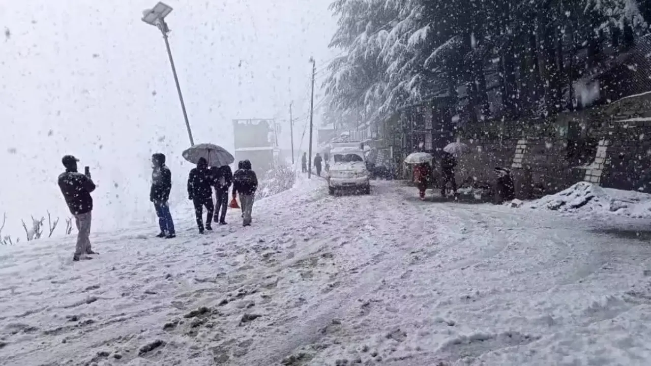 Himachal Weather: हिमाचल प्रदेश में भारी बारिश और बर्फबारी की चेतावनी, जानें किन इलाकों पर होगा असर