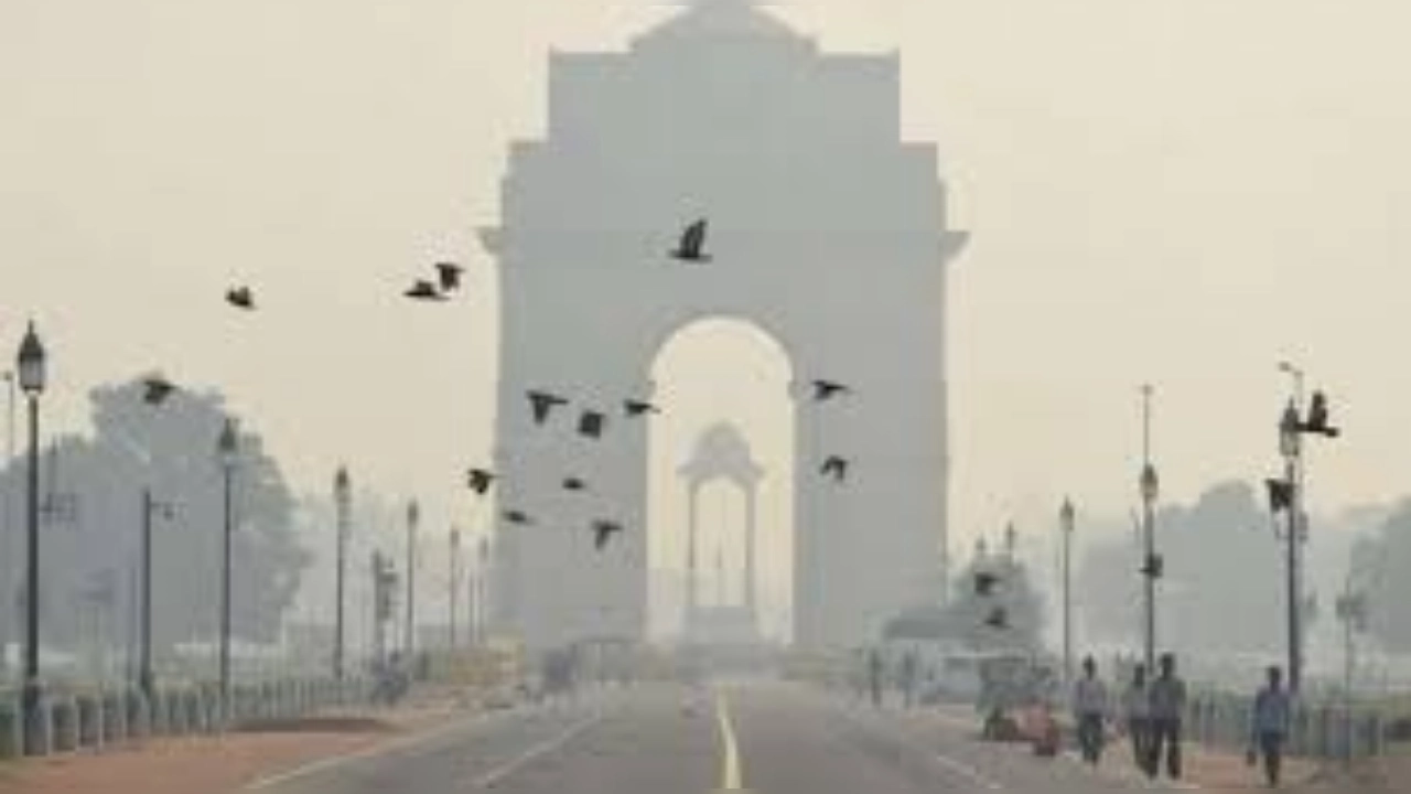 Delhi Weather Report: ठिठुरन में मिली थोड़ी राहत! IMD ने बताई बारिश की संभावना, पढ़ें रिपोर्ट