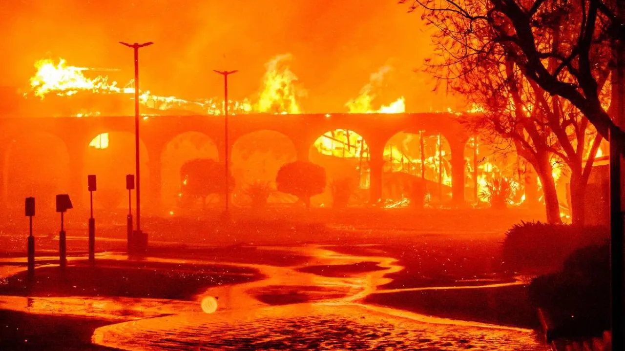 Los Angeles Wildfires Video: लॉस एंजिल्स में अग्नि-प्रलय का तांडव! तबाही वीडियो देख देख कांप उठेगी रूह