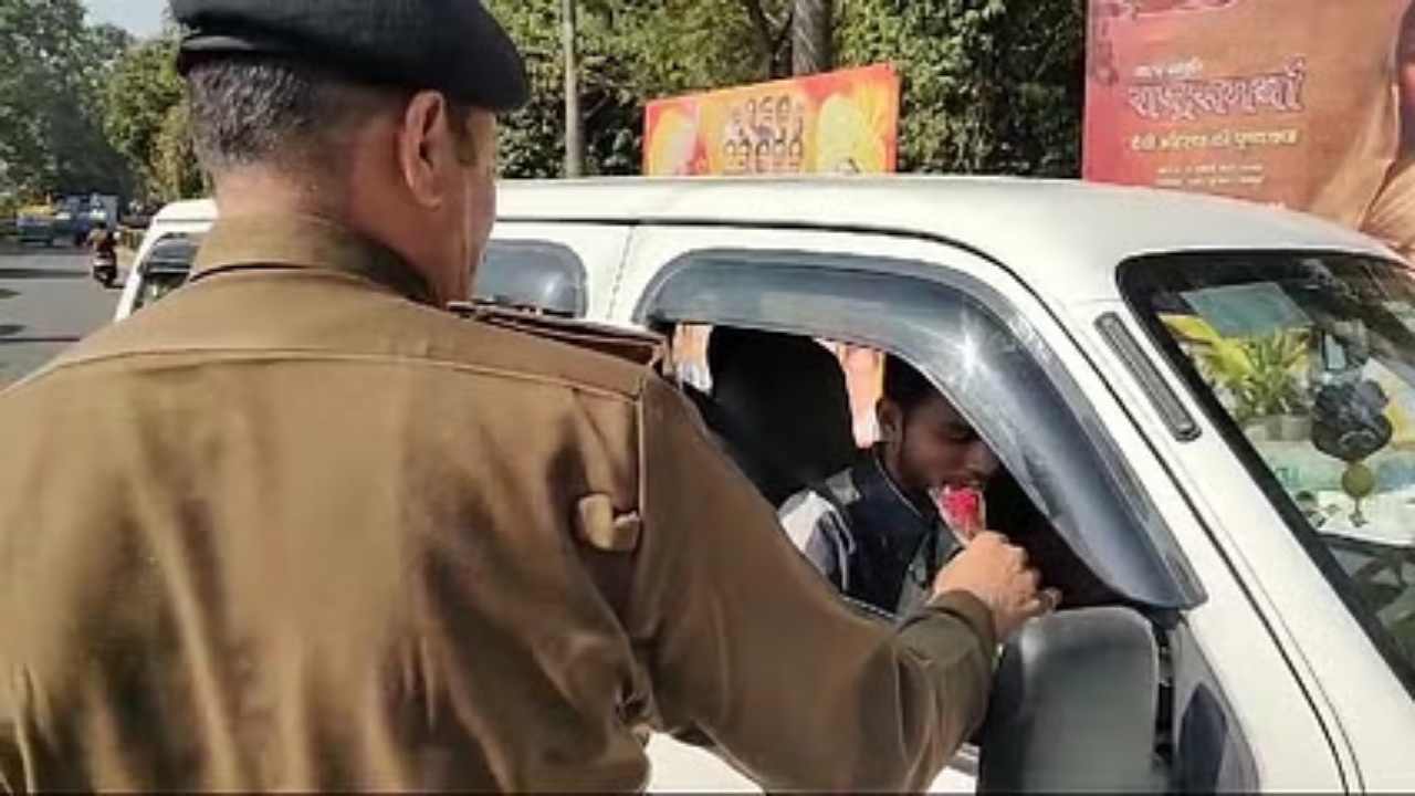 यातायात पुलिस की अनोखी पहल, नियम तोड़ने वालों को गुलाब देकर दी समझाइश