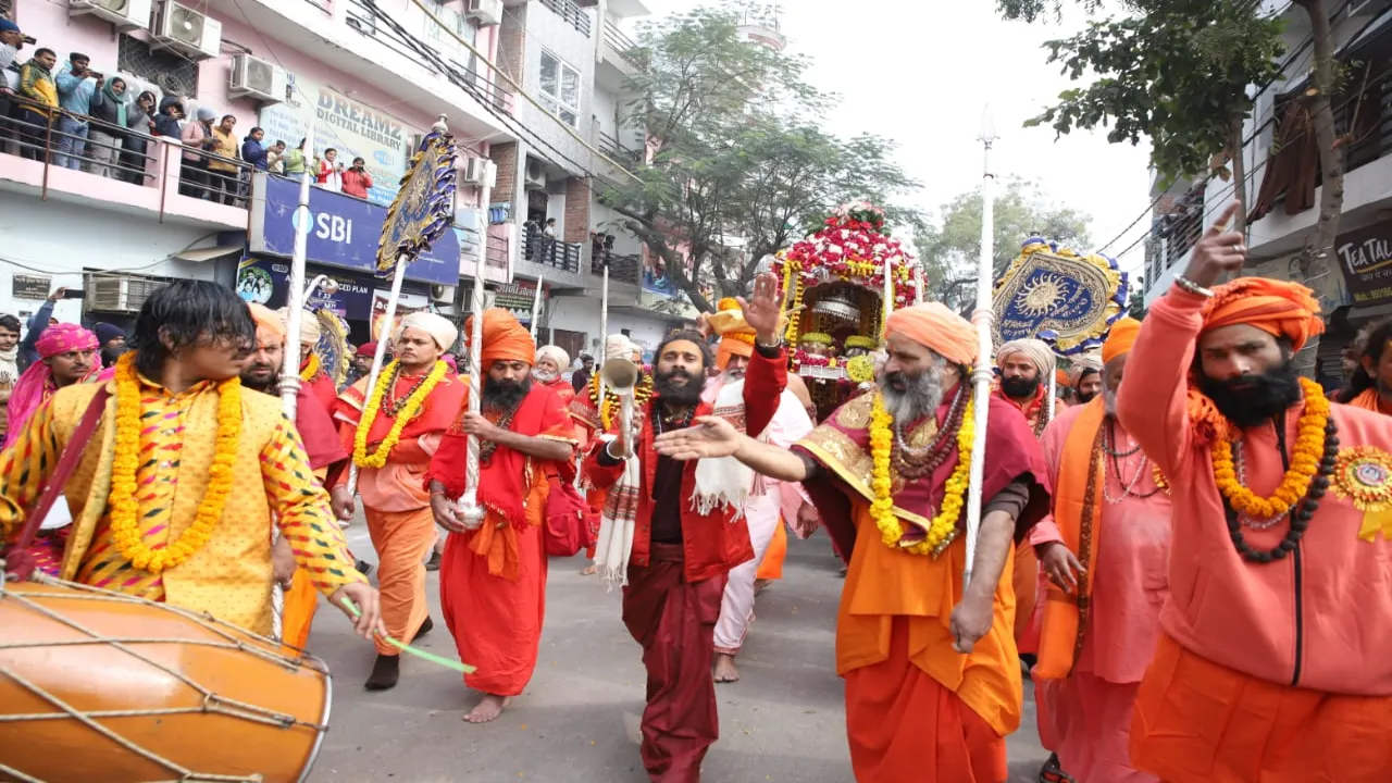 भगवान कार्तिकेय की धर्म ध्वजा लेकर हुआ निरंजनी अखाड़े का छावनी प्रवेश, ये संत रहे यात्रा में मौजूद