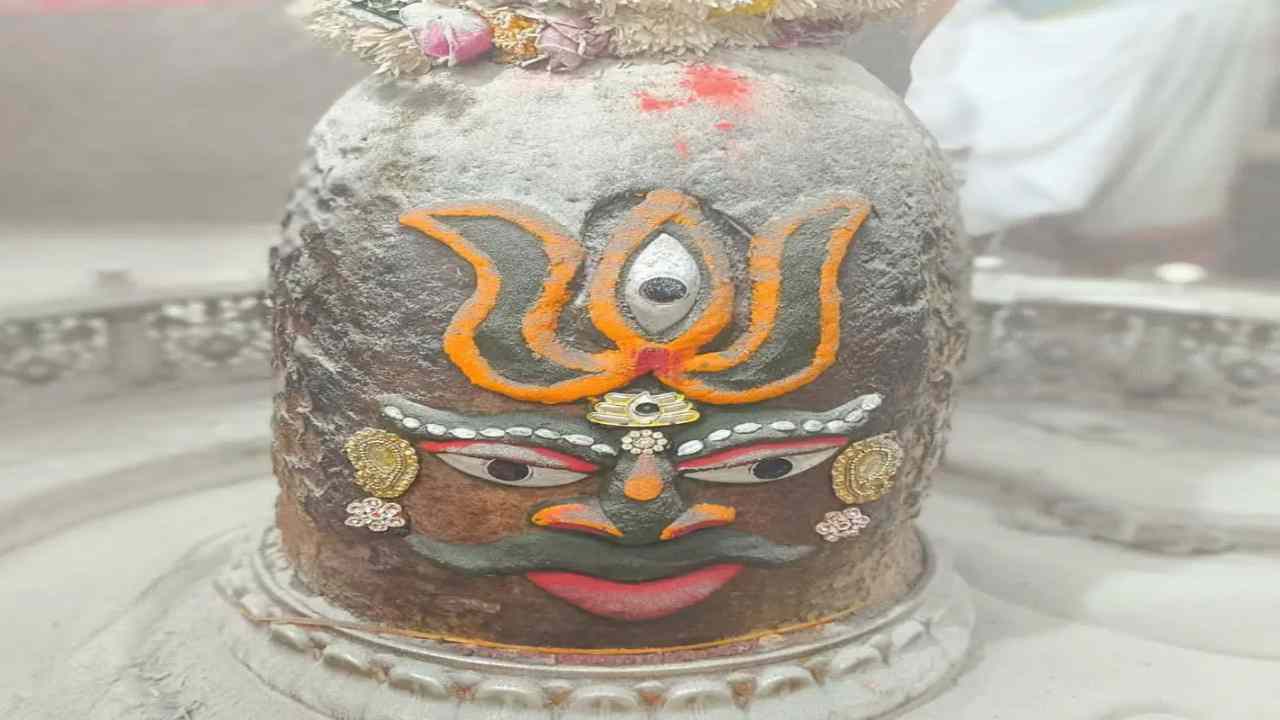 बाबा महाकाल का रुद्राक्ष की माला, त्रिशूल और त्रिपुंड भव्य श्रृंगार, भक्तों ने लिया आशीर्वाद