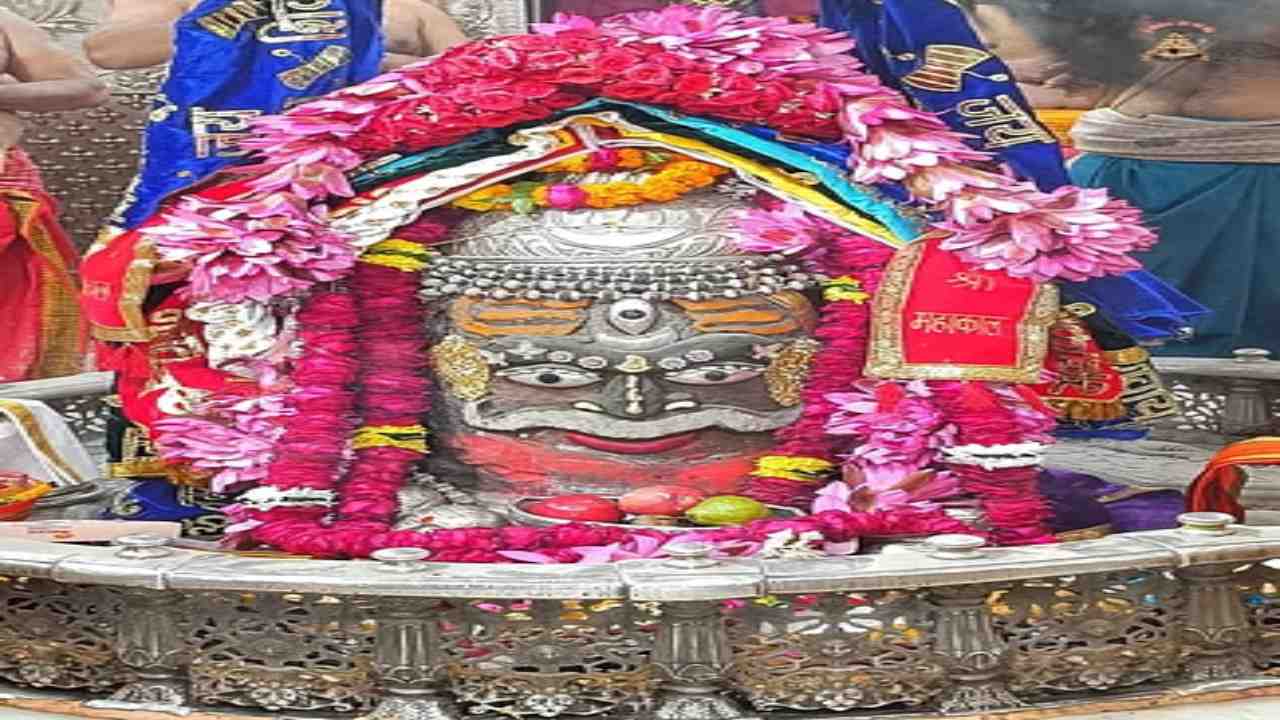 बाबा महाकाल का आकर्षक श्रृंगार, पंचामृत से पूजन के बाद श्रद्धालुओं का उमड़ा सैलाब